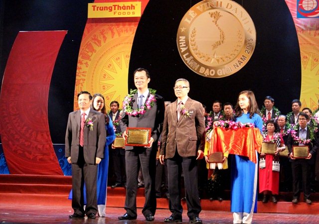 Ông Nguyễn Ngọc Châu - Bí thư Đảng ủy, Chủ tịch HĐQT BenThanh Tourist nhận giải thưởng